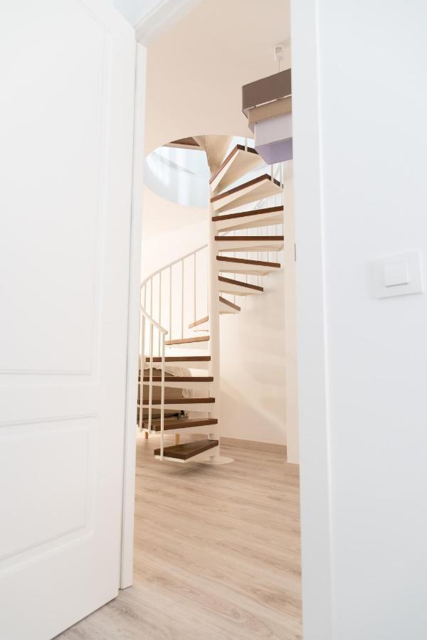Spiral Stairs Duplex Apartment ฟิกวยเรส ภายนอก รูปภาพ